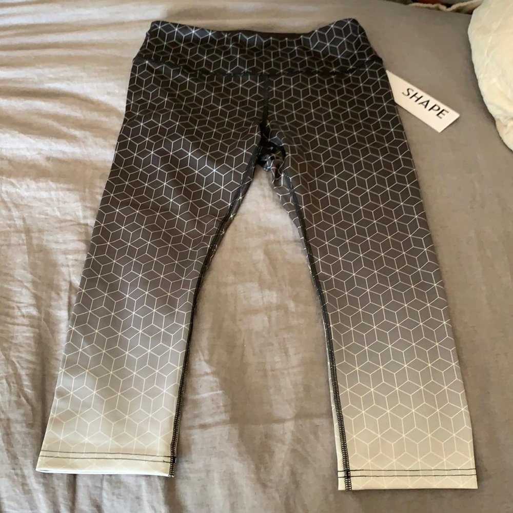 Super cute cropped workout leggings.